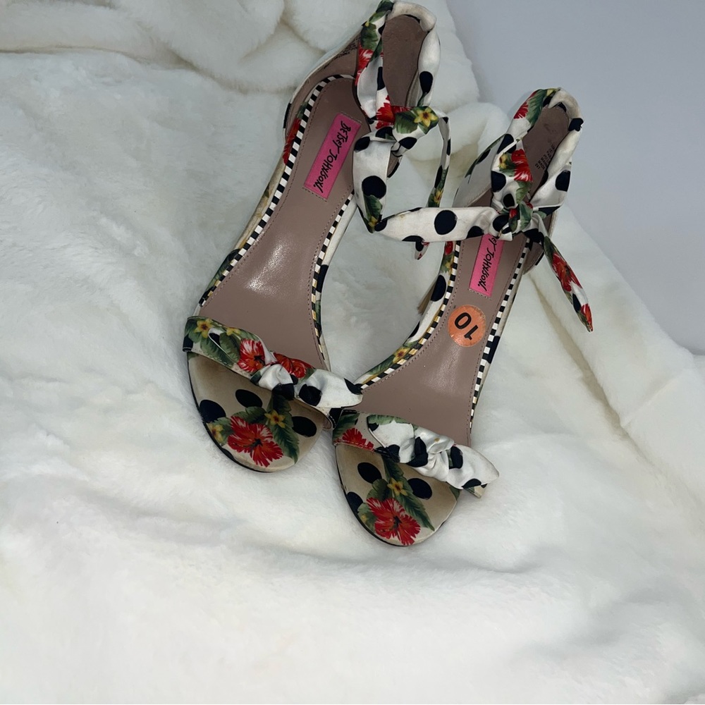 Pooka Dot bow tie
